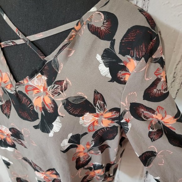 Daisy Fuentes Gray Floral Long Bell Sleeve Chiffon Top Back Button Closure M - Picture 3 of 8